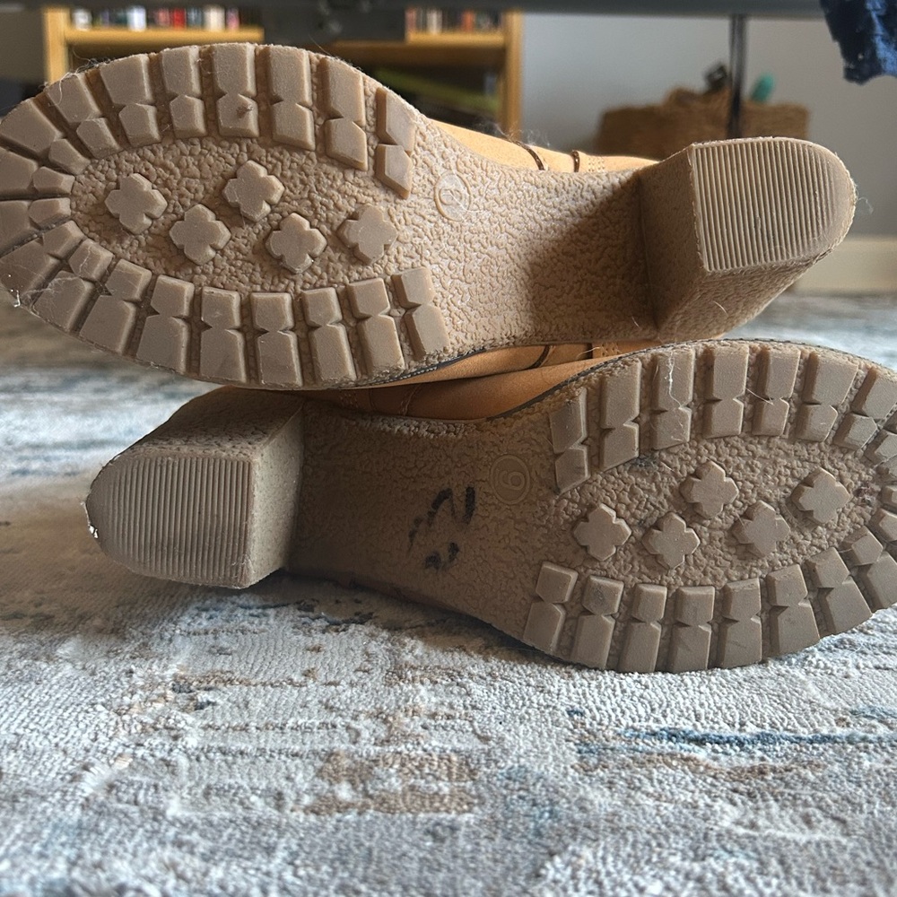 White Mountain Light Brown Heeled Lace Up Boots Size 9 - Picture 2 of 2